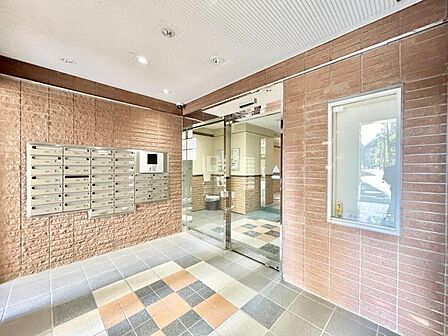 【エントランス】 管理の行き届いた清潔な空間。日々の安心感を支える確かな品質。