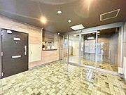 【エントランス】　管理の行き届いた清潔な空間。日々の安心感を支える確かな品質。