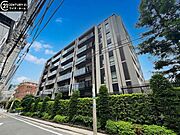 【外観】空へと伸びるシャープなライン。