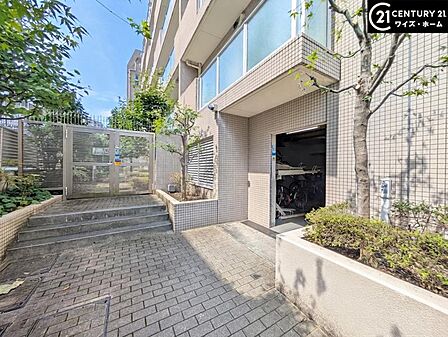 【駐輪場】屋根付きの駐輪スペースがあり、雨の日も安心です。