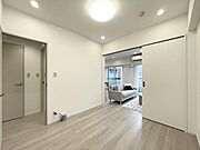 【洋室:4.7帖】リビングと隣り合う洋室。お子様の部屋にもリビング拡張としても使用出来る汎用性があります。