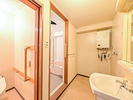 【洗面所】 毎朝が楽しみになる洗練の洗面空間。使い勝手とデザインを両立させ、忙しい朝もスマートに整います。