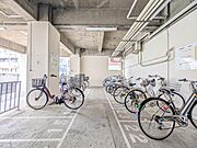 【駐輪場】　屋根付きの駐輪場は雨の日などにとても重宝します