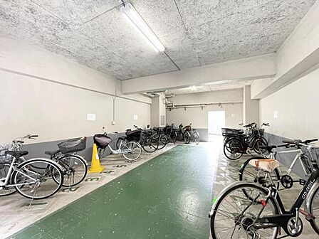 【駐輪場】敷地内に駐輪場を完備しており、自転車利用にも便利です