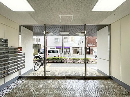 【エントランス】住環境の良さを感じられる入口部分。