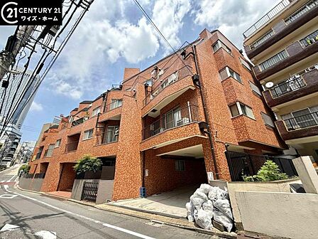 【外観】青空に映える重厚な佇まい。