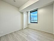 【洋室:5.4帖】リビングと隣り合う洋室。趣味の部屋にも寝室にも出来る汎用性があります。