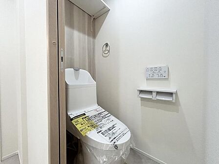 【トイレ】白を基調とした清潔感あふれる空間となっております。