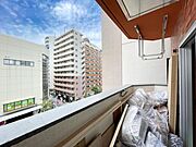 【バルコニー】　陽当りと風通しの良いバルコニー。心地よい風と眺望が癒しを与えてくれる時間