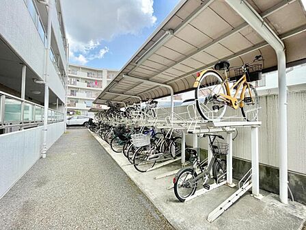 【駐輪場】 屋根付きの駐輪場は雨の日などにとても重宝します