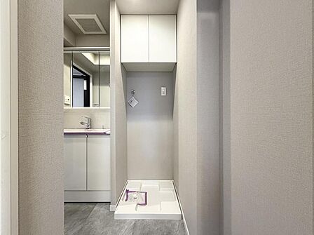 【洗面所】上部の吊戸棚には日用品を収納することもできランドリースペースをスッキリとお使いいただけます。