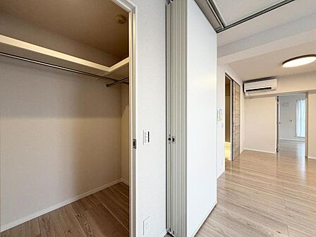 【収納】WICが各部屋にあるから、生活感をスッキリ隠せる。来客時も慌てず、日常も気持ちよく。
