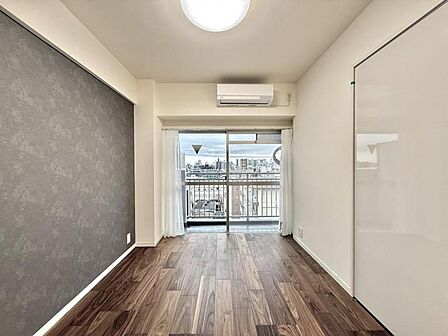 【洋室:5.1帖】リビングと隣り合う洋室。趣味の部屋にもリビング拡張としても使用出来る汎用性があります。