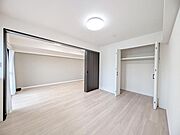 【洋室：6.0帖】　リビングから見守りのしやすい洋室はお子さまの遊び部屋にも適しています。元気に遊ぶお子さまと一緒に寛げる間取りです