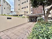 【外観】豊かな植栽に包まれたエントランスアプローチ。緑が導く我が家への道。