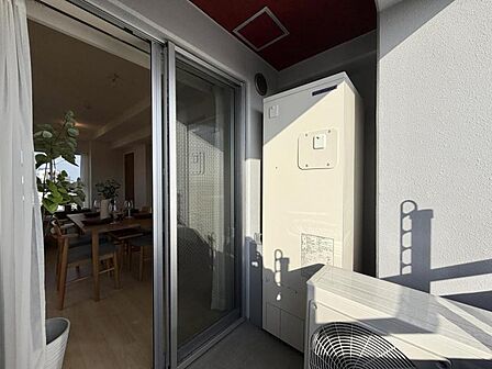 【バルコニー】2面バルコニーなので風通しもよく、日当たりも良好。