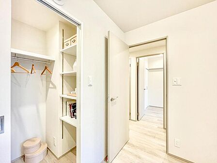 【収納】　大きなWICが完備。衣類や大きな家電などをマルチに収納できて住空間をより広げてくれます