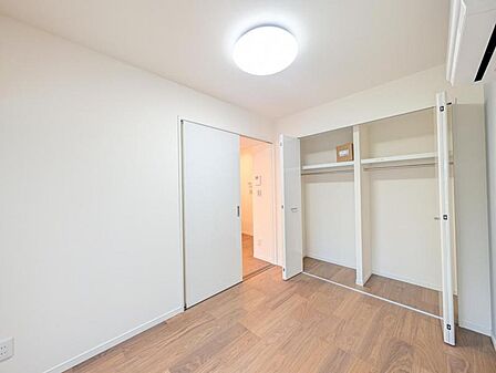 【洋室:4.7帖】 仕事や趣味のスペースとしても活用できる、多用途に使える部屋。