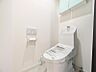 トイレ：【トイレ】　清潔感のある内装。掃除のしやすさを重視した床材を使用しています。忙しい日々でも無理なく清潔さを保てます。