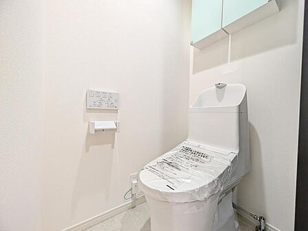 【トイレ】 清潔感のある内装。掃除のしやすさを重視した床材を使用しています。忙しい日々でも無理なく清潔さを保てます。