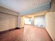 【エントランス】　住民同士の挨拶が飛び交うエントランスは明るく快適で気持ちの良い空間
