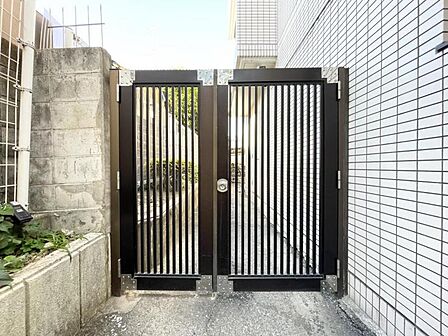 【エントランス】分譲マンションらしい品のあるエントランスです。