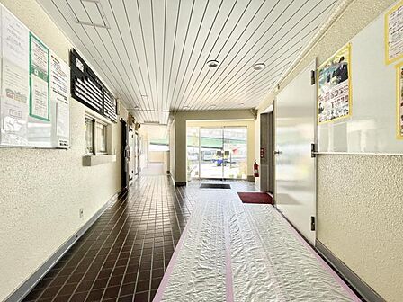 【エントランス】 管理の良さが一目でわかる、清掃の行き届いた開放的なエントランス。