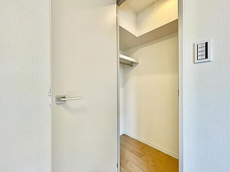 【収納】　各居室には大きめのクローゼット、主寝室にはゆとりのあるウォークインクローゼットを完備。衣類も季節ものも、すっきり収まり、毎日の身支度が心地よく整います。