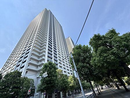 【外観】都心にそびえる洗練のタワー。