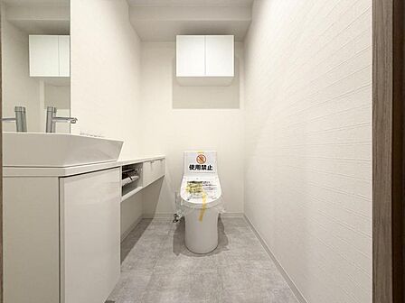 【トイレ】手洗いカウンターがあることで、トイレ空間に余白と落ち着きが生まれます。