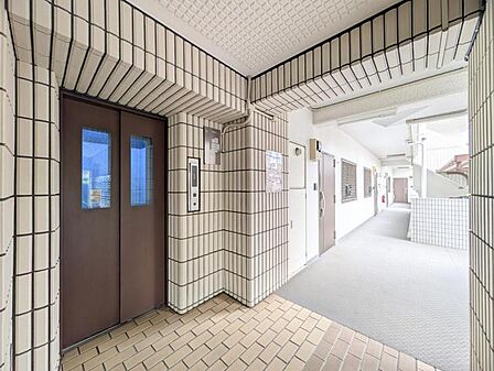 【エントランス】住む人や訪れる人を室内へと優しくエスコートします