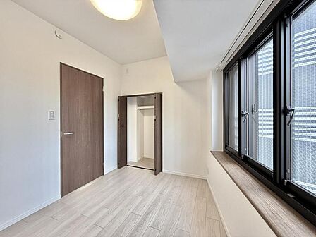 【洋室：5.5帖】主寝室としても十分な広さを確保しています。