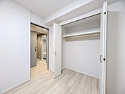 【収納】　大型のクローゼット完備。衣類だけではなく上部にバッグなどの小物、下部には季節の家電やスーツケース等スッキリと収納可能です