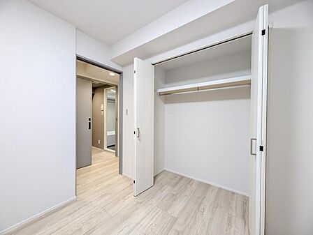 【収納】 大型のクローゼット完備。衣類だけではなく上部にバッグなどの小物、下部には季節の家電やスーツケース等スッキリと収納可能です