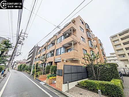 【外観】 静かな住宅街に映える、端正なマンション。暮らしの舞台にふさわしい、落ち着きと品格を備えています。