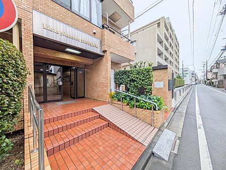 【エントランス】 しっかりと管理が行き届き開放感があり明るいマンションの顔