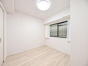 【洋室：4.25帖】　一日の疲れをいやしてくれる主寝室。時を忘れて過ごす場所として過ごせるお部屋です