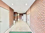【エントランス】下町の情緒と現代の安心が同居する入り口です。