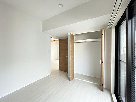 【洋室:5.8帖】収納もあり広々と使えます!プライベートルームはゆったり快適に