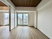 【洋室】どんな家具にも調和する明るく落ち着いた内装。 大切な時間を豊かに、快適にお過ごしいただけます。