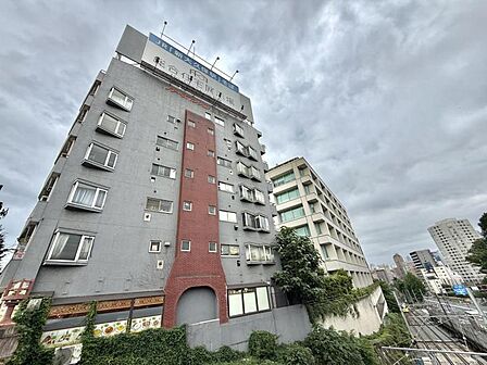 【外観】街並みに溶け込みながらも存在感を放つ外観。