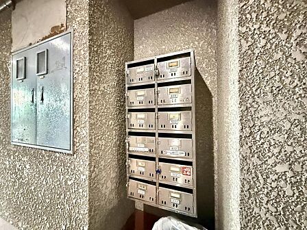 【エントランス】不在時にも便利な宅配ボックスを備えています。
