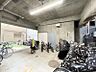 エントランス：【駐輪場】屋内自転車置き場のため雨風の影響を受けにくく、保管環境も良好です。