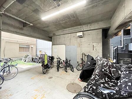 【駐輪場】屋内自転車置き場のため雨風の影響を受けにくく、保管環境も良好です。