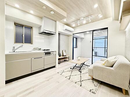 【DK:7.9帖】室内にたっぷりと光が差し込む、快適なリビングです。