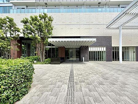 【エントランス】広々とした造りで、ゆとりを感じられる共用スペースです。