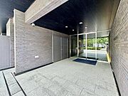 【エントランス】落ち着いたデザインが上質な暮らしを演出します。