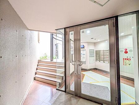 【エントランス】落ち着いた雰囲気が広がる空間です。