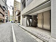 【エントランス】都会の利便性を享受しながらも、一歩奥へ入れば心安らぐ静穏な暮らしが手に入ります。