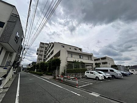 【エントランス】スッキリとした前面道路がもたらす、開放感のある住環境。